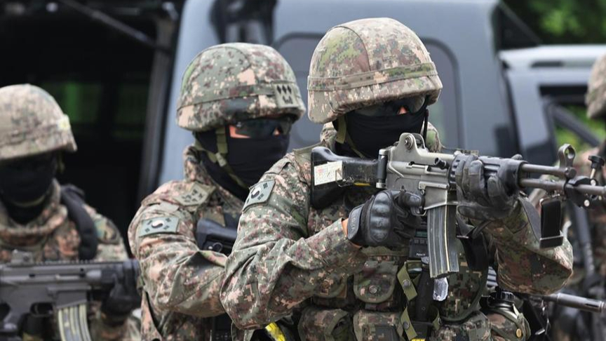 韩国海军陆战队证实：一士官在宿舍因枪击事故身亡，多部门展开调查