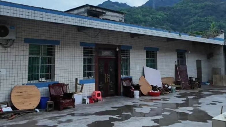 探访四川升学宴墙体垮塌现场：已被清理干净，人去楼空，院坝剩啤酒与黄狗