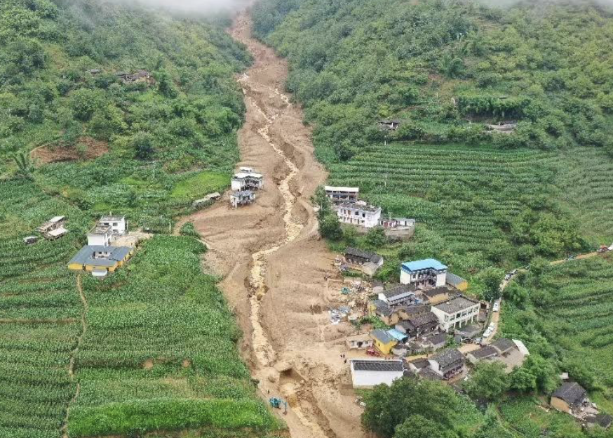 云南凤庆发生泥石流和滑坡灾害致2人遇难4人失联