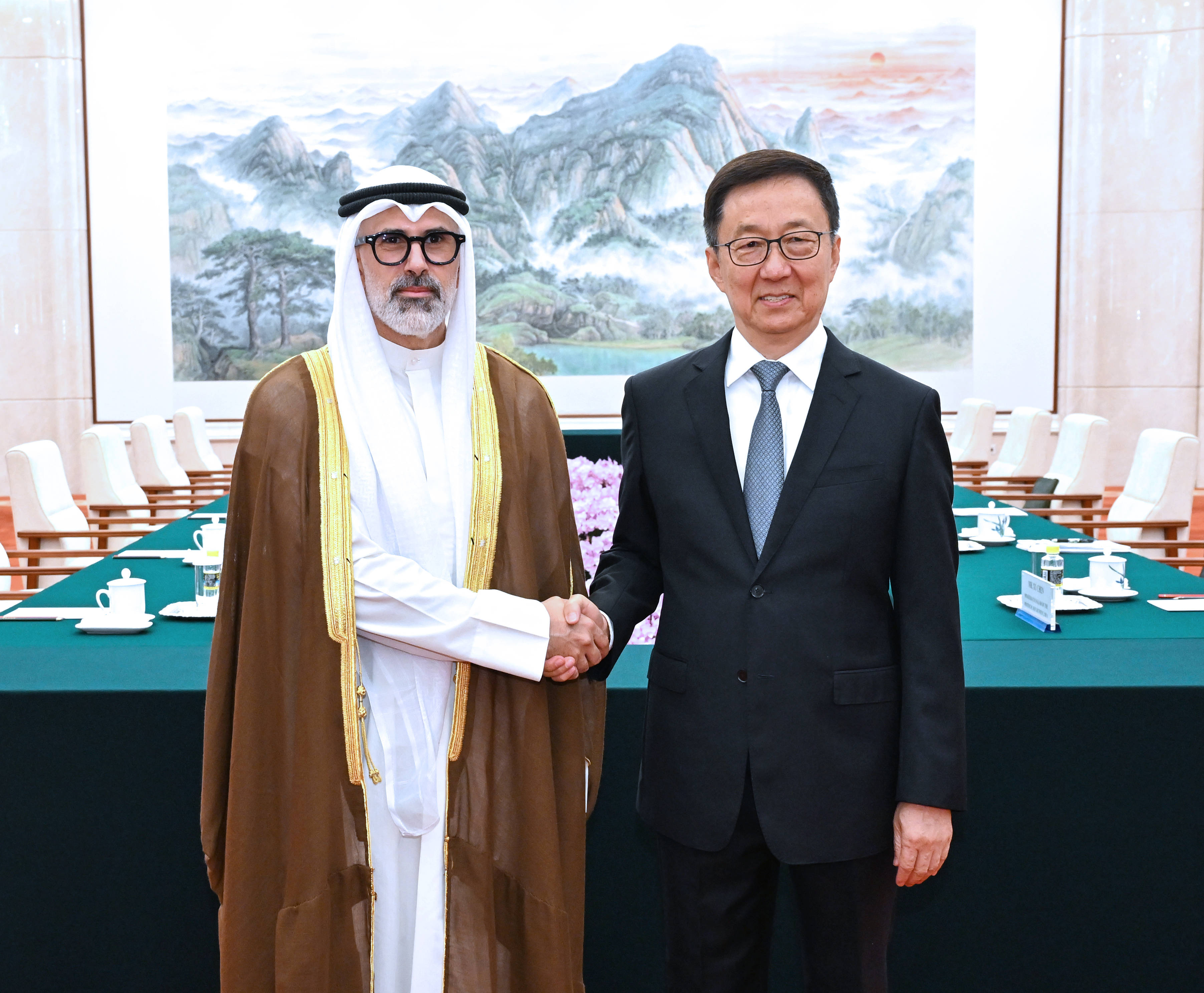 韩正会见科威特外交大臣杰拉赫