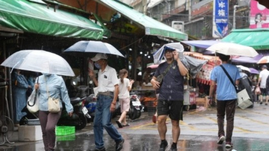 清澈见底？！台南淹水被绿媒硬吹成“威尼斯”