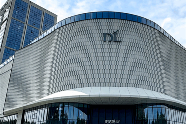 胖东来客服回应新员工四年不续签：目前只是东来哥发布了内容 暂未有相关通知