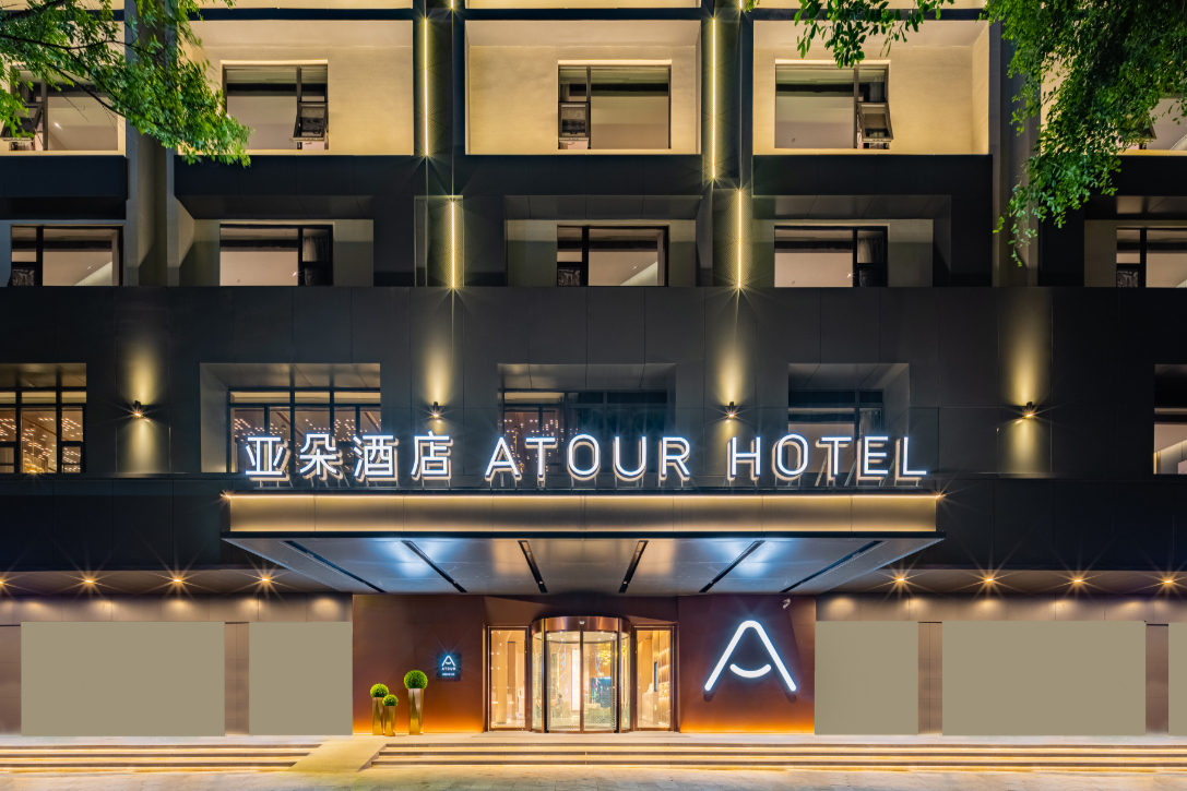 亚朵酒店店长助理叫“政委”，店长叫“现长”与“县长”同音，网友称“这官瘾有点大”