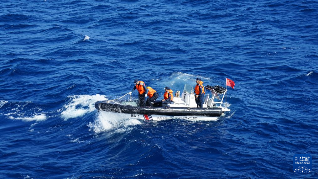 中国海警执法艇依法巡航黄岩岛潟湖