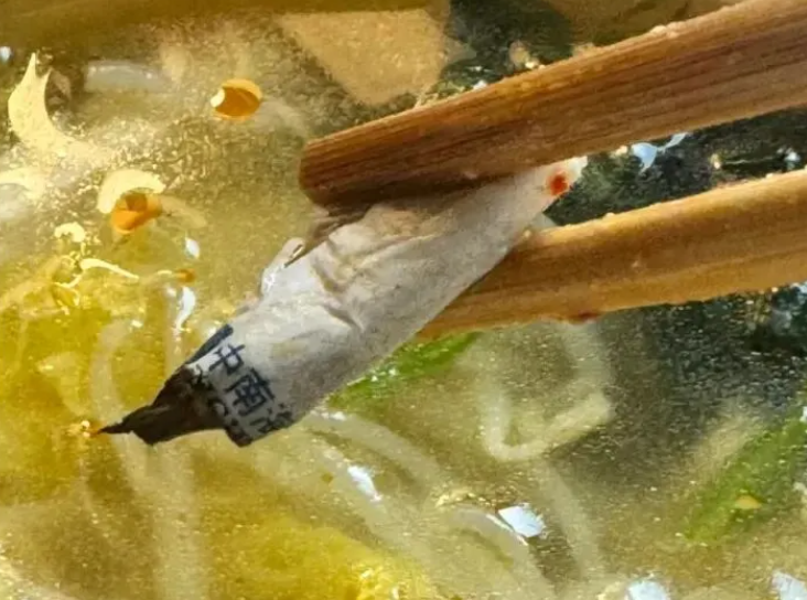 超级碗被指“外卖吃出烟头”，网友称门店最初拒绝依法赔偿