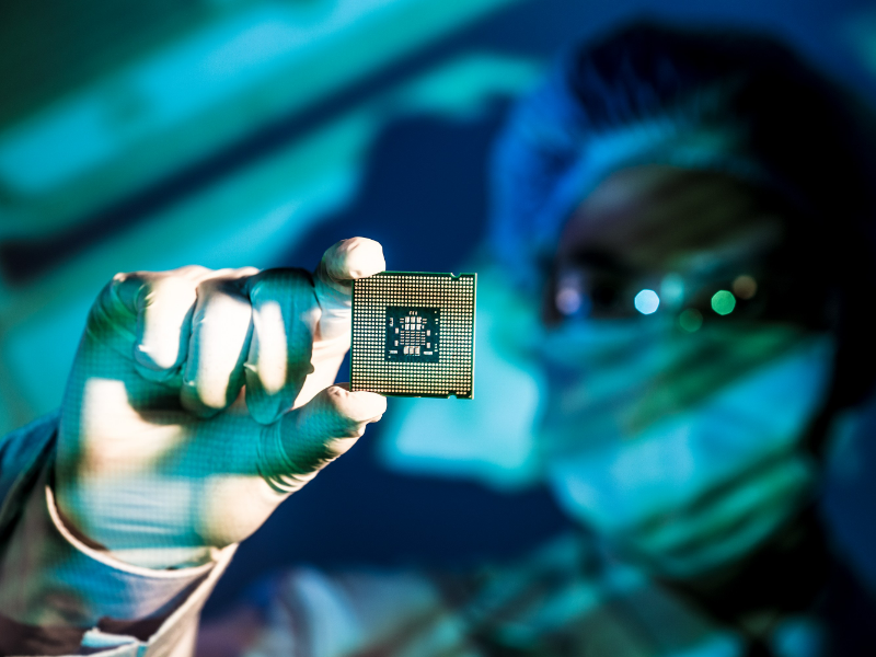 英特尔与AMD“舍PC保服务器”：旧款芯片回流新电脑，AI PC遭冷落