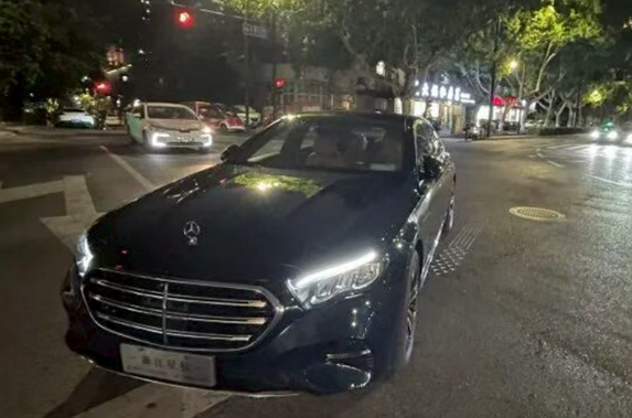 提车仅4小时！46万买的奔驰E300L方向盘三次锁死，厂家拒退换车