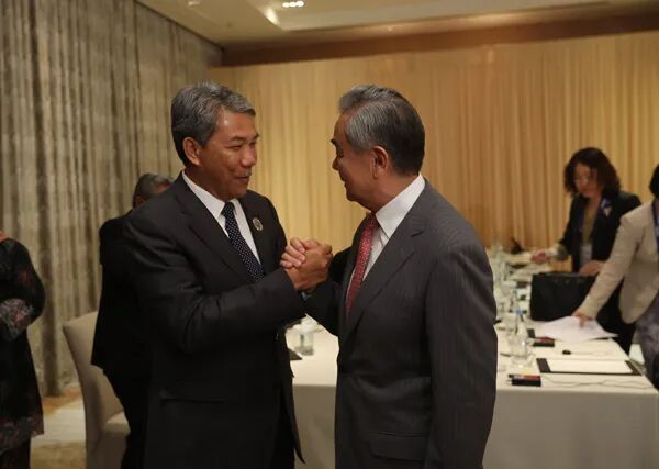 王毅会见马来西亚外长，马方：有些域外国家与南海毫无关系却总想在南海“秀肌肉”