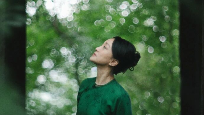 周迅获奖，哽咽发言：我做演员已经30多年了；愿我们有拥抱沉重变化的勇气