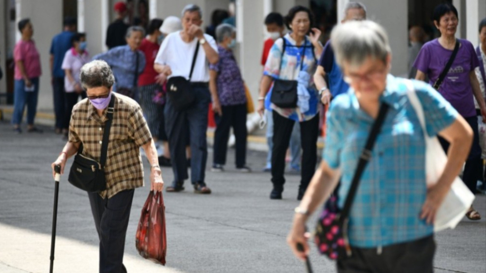 粤闽养老丨邓家彪促当局放宽居港1年要求，提供居住证即可领“生果金”　　