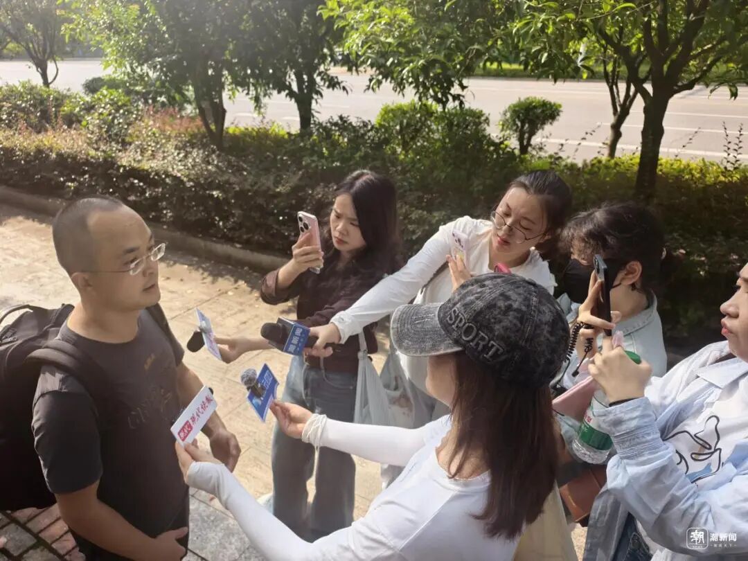 弟弟举报哥哥“冒名顶替上大学”案今日开庭，母亲首次露面