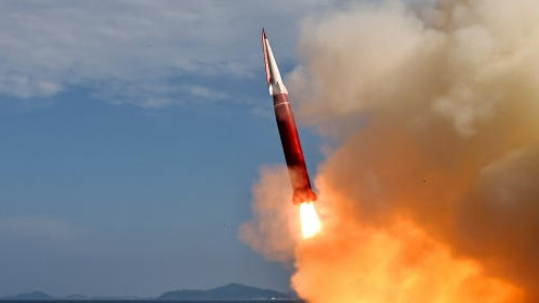 朝鲜进行新型武器试验，金正恩观摩