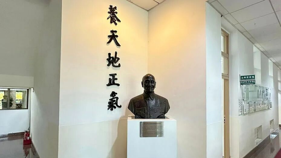 蒋介石铜像正式离开东吴大学，岛内网友怒喊“忘恩负义”