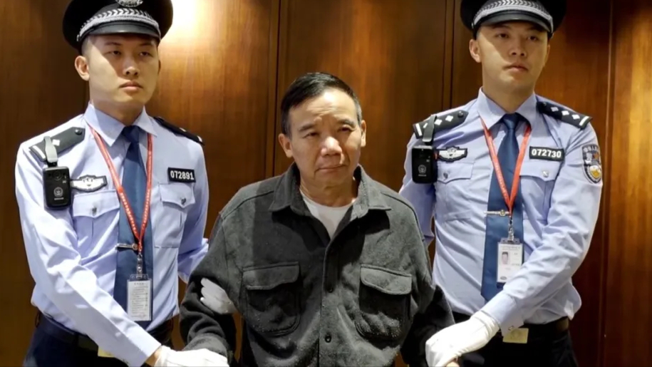 “红通人员”、外逃职务犯罪嫌疑人曾能贵被引渡回国，涉嫌在扶贫项目中收受贿赂