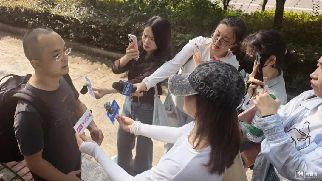 弟弟举报哥哥“冒名顶替上大学”案今日开庭，母亲首次露面