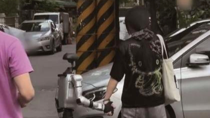 台湾民众街头遛人形机器人，“青鸟”又“破防”了