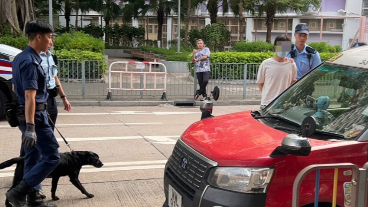 香港一19岁男子疑似乘的士派毒品，被警方当场拘捕