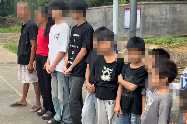 广西一对夫妇生育13个孩子，政府每月补贴3500元，帮建两层平房；孩子爸爸：为了养活孩子，