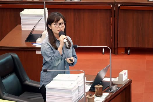 高雄三民运动中心被批评质量差劲陈美雅：追加的3.64亿花到哪里去了？