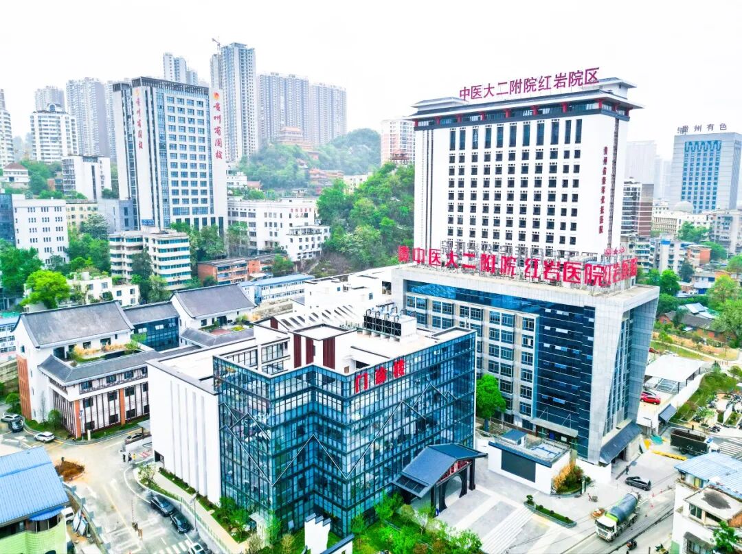 “患者锦旗里藏刀刺伤医生”，警方通报