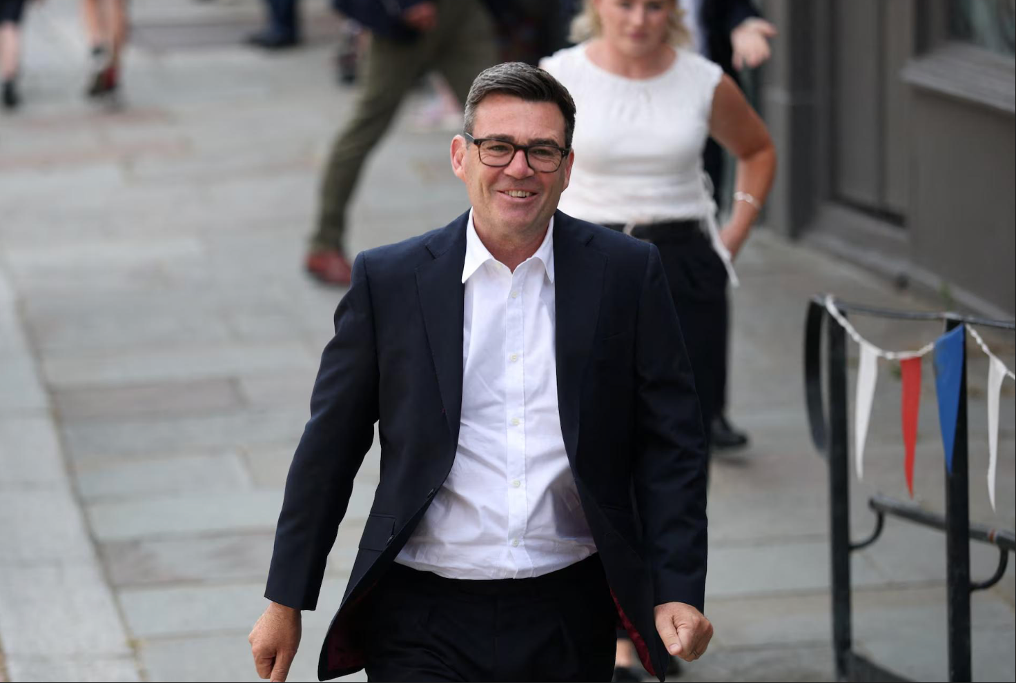 习近平同英国首相伯纳姆通电话