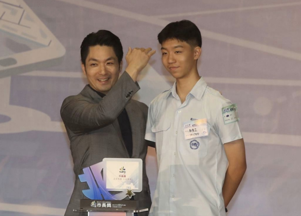 以前也被抹黑靠母亲拿市长奖，阳明交大医学生力挺蒋得立，感叹13次段考第一仍被贴标签