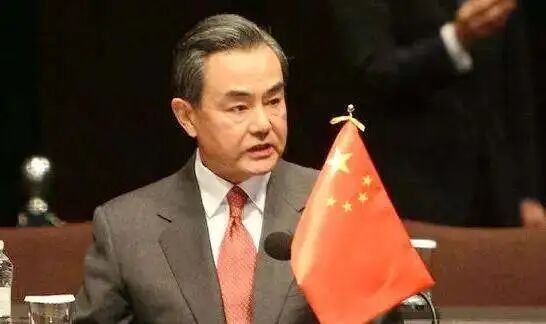 王毅同拉脱维亚外长布拉泽通电话