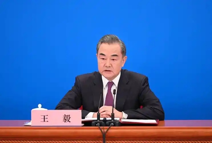 王毅会见英国外交大臣米利班德与埃及外长阿卜杜勒阿提