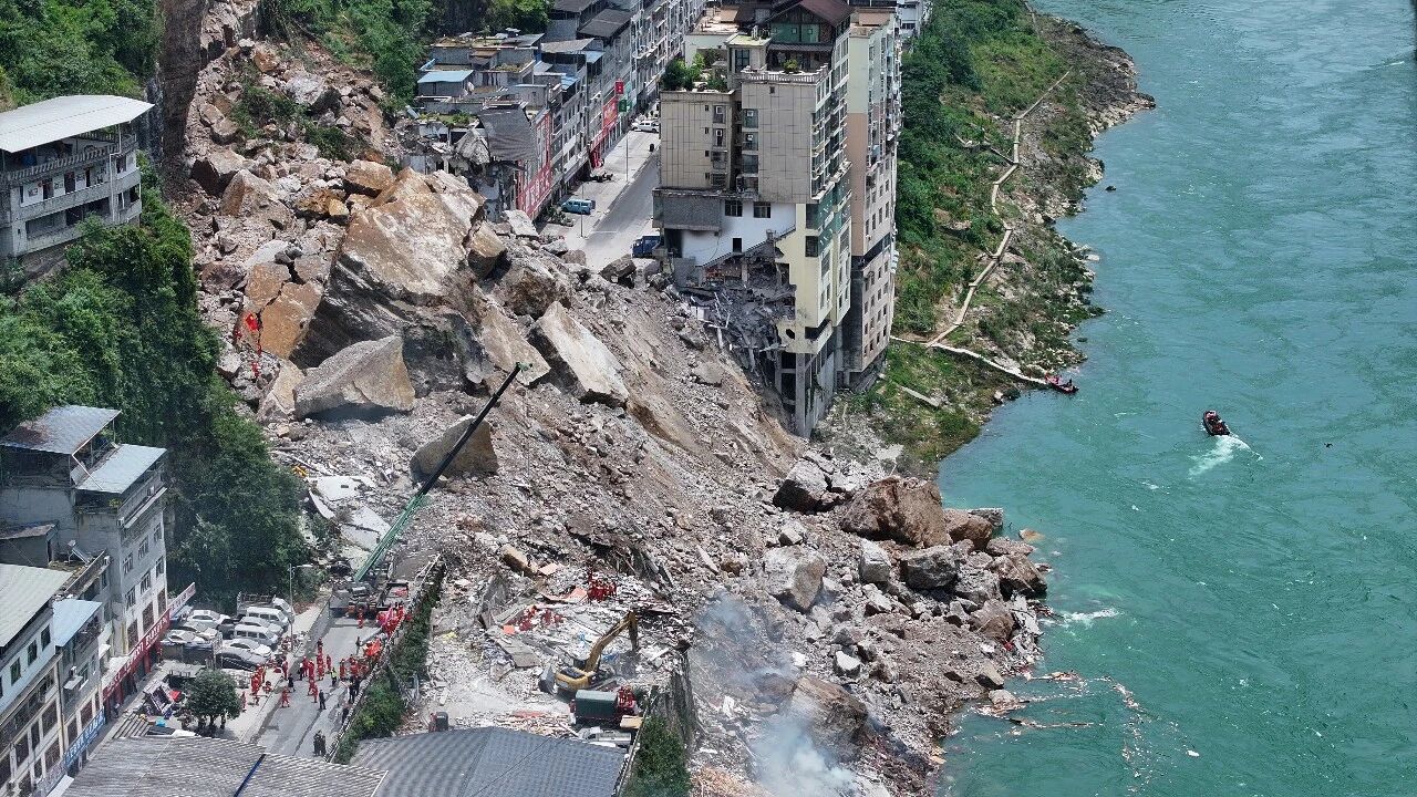 重庆彭水山体崩塌现场已搜救出18人，其中8人遇难，还有34人失联