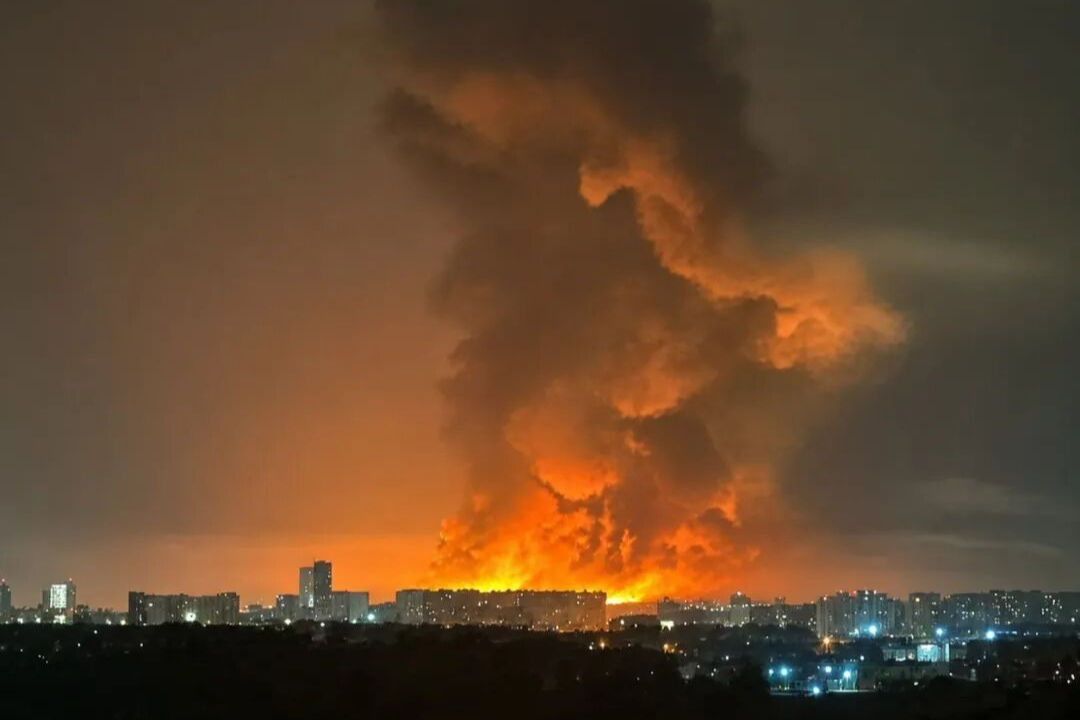 乌克兰首都拉响防空警报，传出连续爆炸声，基辅市长称遭弹道导弹袭击