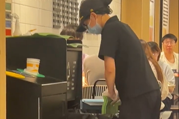 深圳麦当劳门店用餐盘反复压垃圾，官方致歉：员工行为不符合操作规范