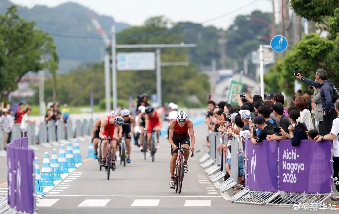 铁人三项男子运动员张玺瑞夺得第20届亚运会中国代表团首枚奖牌