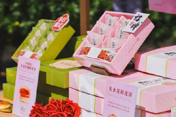 辟谣！网帖称“实习生不满12小时50块钱工资，都往鲜花饼里吐痰”，当地主管部门：与事实不符