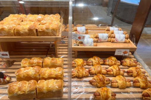超8万家面包店关停，9.9元商超面包被抢空，烘焙第一股预亏最高超7000万元