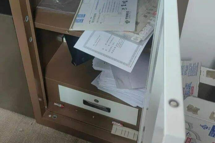 成都一公司发布公告：上百人强行闯入公司，撬开保险柜抢走多枚印章