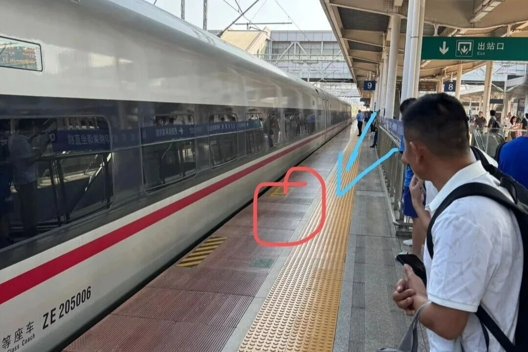 南宁火车站一男旅客跳入股道身亡，目击者：跳下去的位置在出站口楼梯旁，列车晚点一小时左右