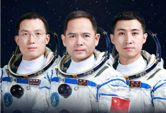 张陆获颁二级航天功勋奖章，武飞、张洪章获授英雄航天员称号及三级奖章