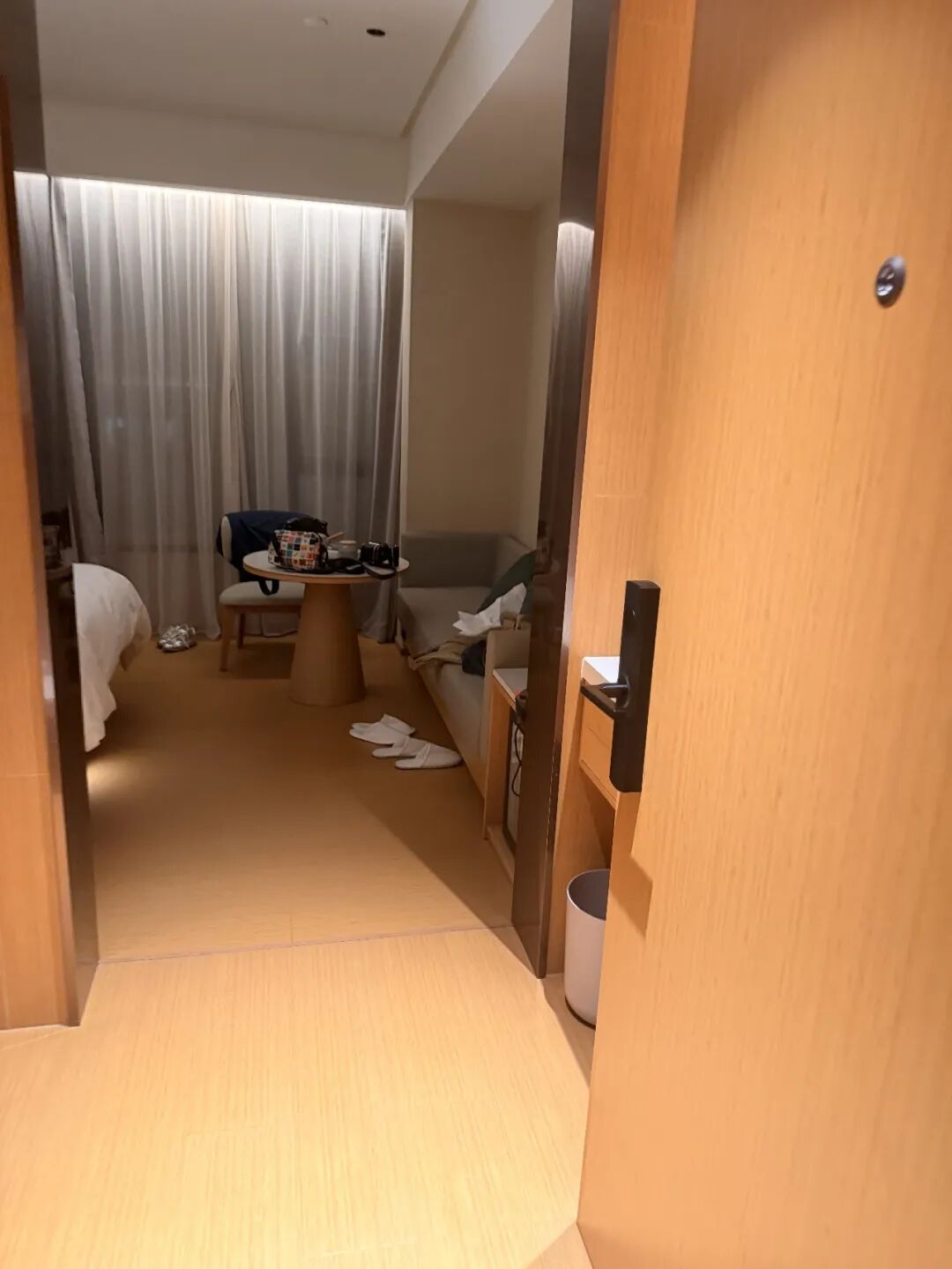 男子称住全季客房门被敞开8小时，还疑遭工作人员威胁，全季回应：深表歉意