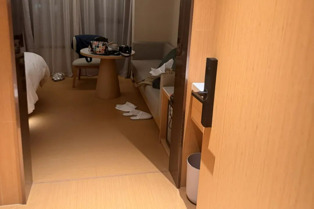 男子称住全季客房门被敞开8小时，还疑遭工作人员威胁，全季回应：深表歉意