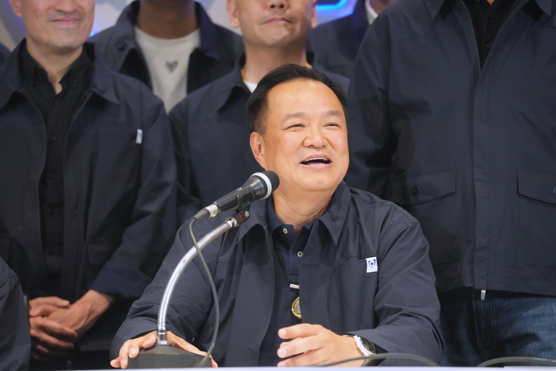 泰国总理阿努廷抵达北京