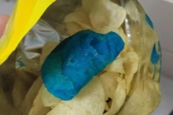 乐事薯片吃出蓝色异物，网友：有点吓人！此前多次被曝含致癌物，百事股价日前创年度新低
