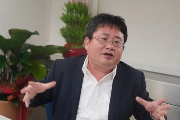 他原名荆涛，后改名矢板明夫搞“台独”，在台湾当街挨揍