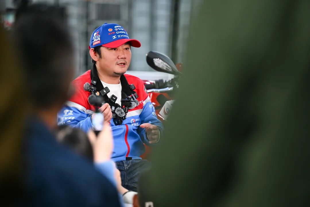 张雪将作为车手参加拉力赛，赛事总里程约2500公里