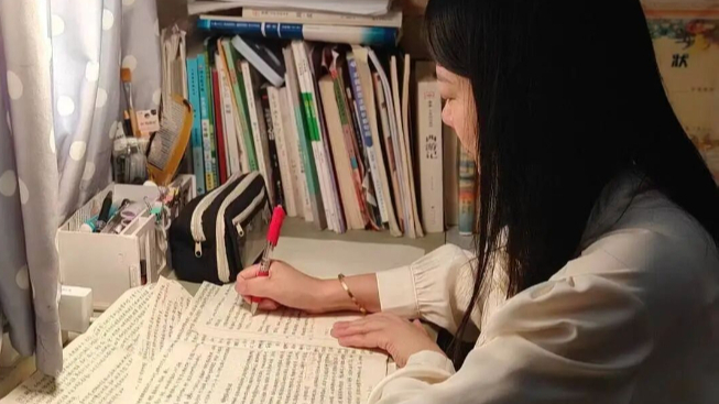 为鼓励初中生女儿，41岁妈妈以初试第一的成绩考上985研究生
