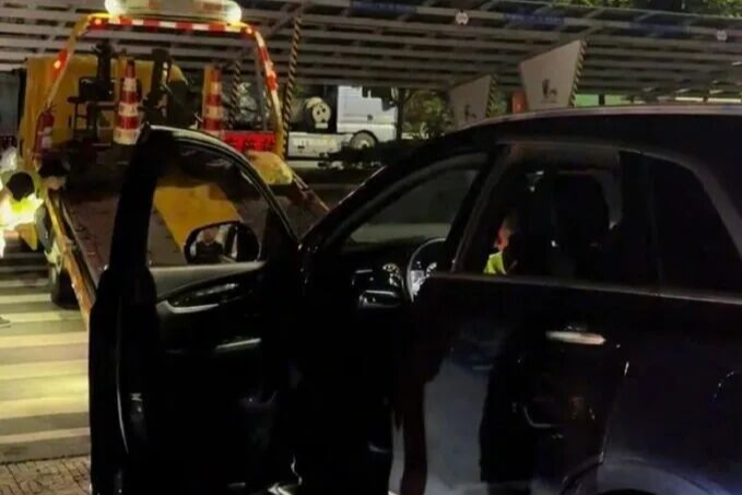 离加油站仅20米汽油耗尽，车主请加油员手动灌油被拒，服务区致歉