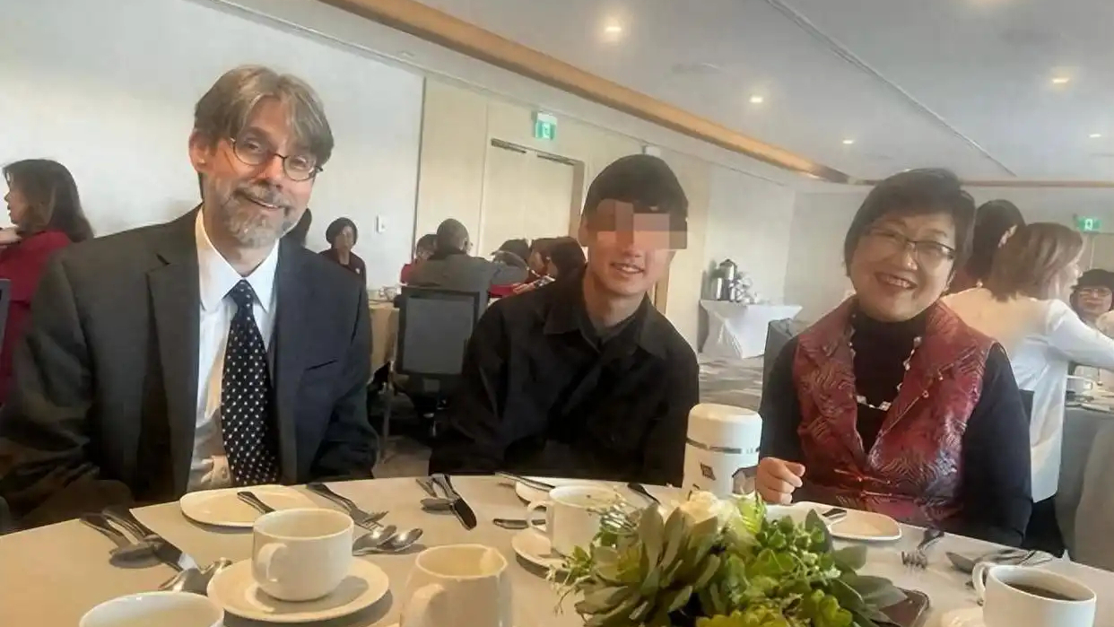 民进党高官要大家理解徐佳青是母亲，王鸿薇：公务员出差可带未成年子女？