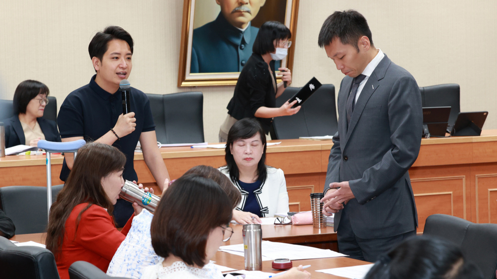 李洋在立法机构被绿营民代“罚站”，翁履中看完影片惊吐8字
