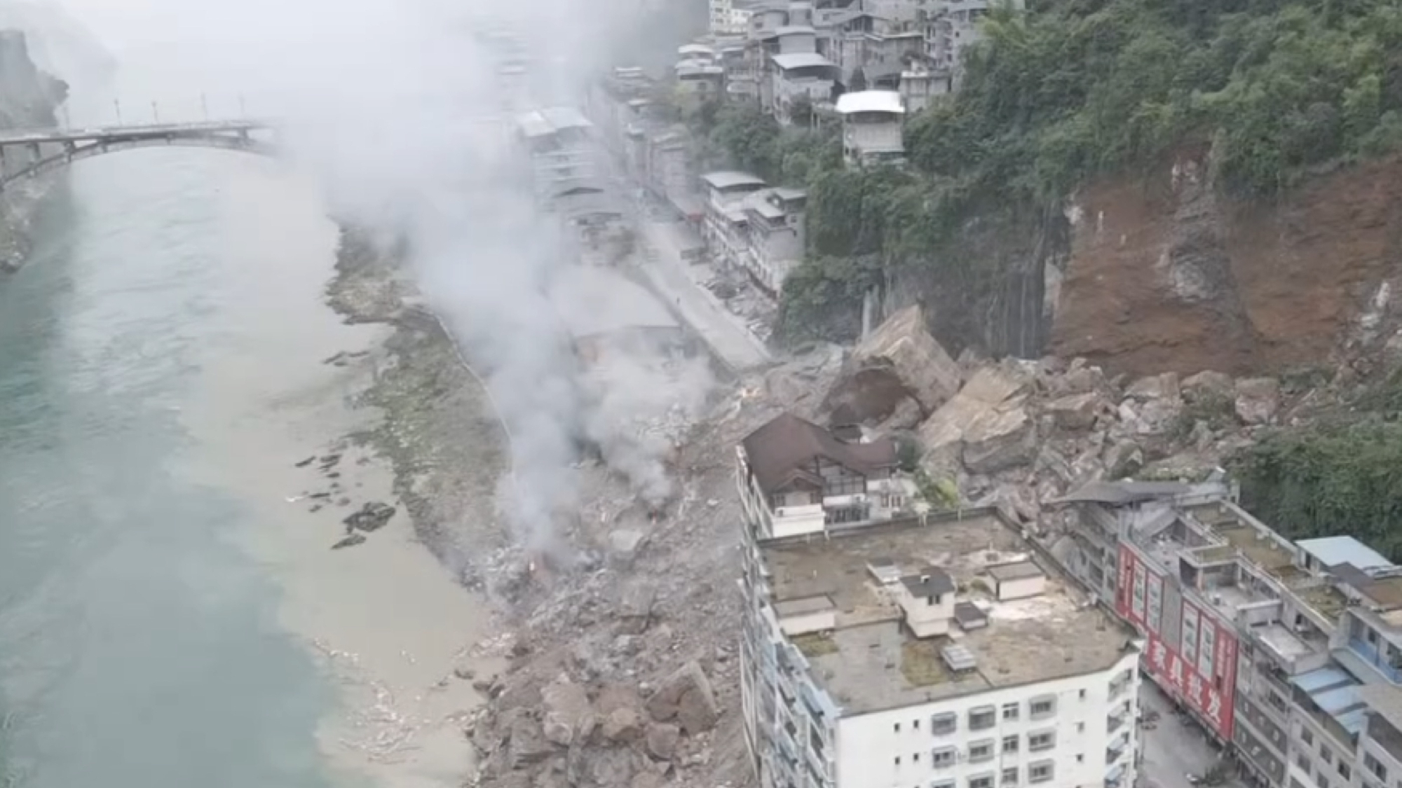 重庆彭水山体崩塌现场已搜救出8名被困人员