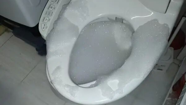 上海一小区多户居民家马桶泡沫喷涌，有人家里2个月喷近20次