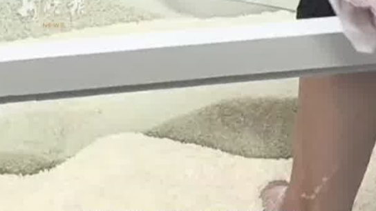 广西玉林一超市工作人员整货时光脚踩进大米缸，网友：爱买散装大米的天塌了